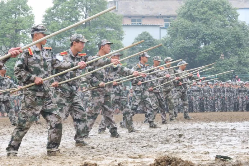 贵州一高校军训泥地里摸爬滚打!网友:遇到这样的军训也值了