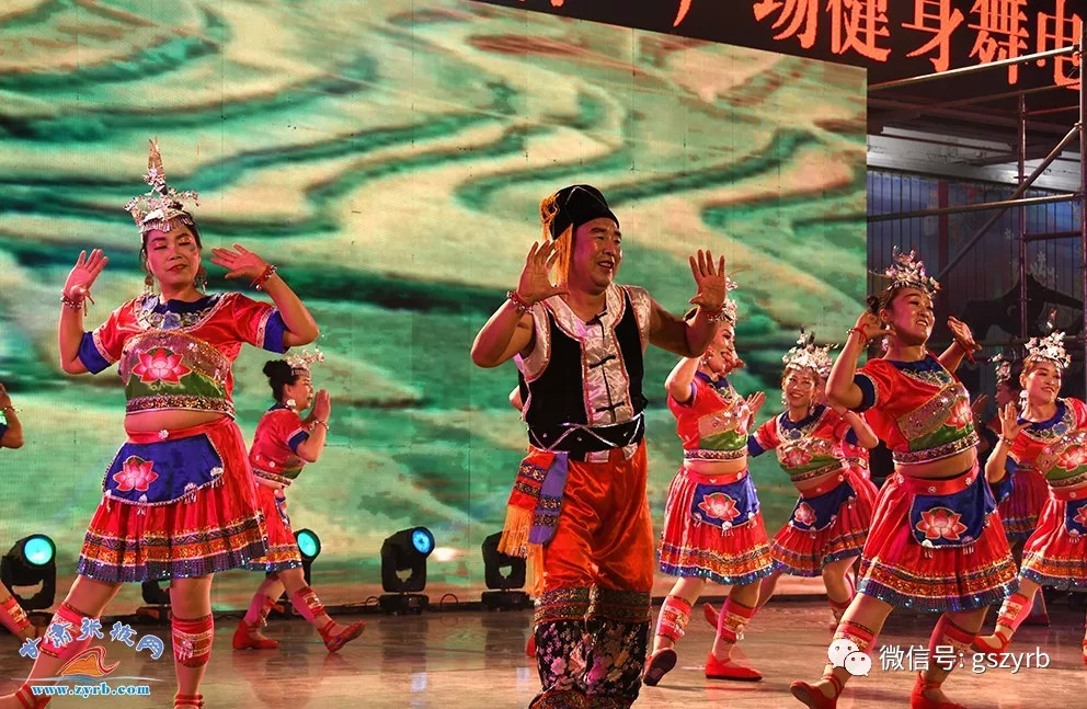 高台县南湾村健身队演出的广场舞《多嘎多耶.