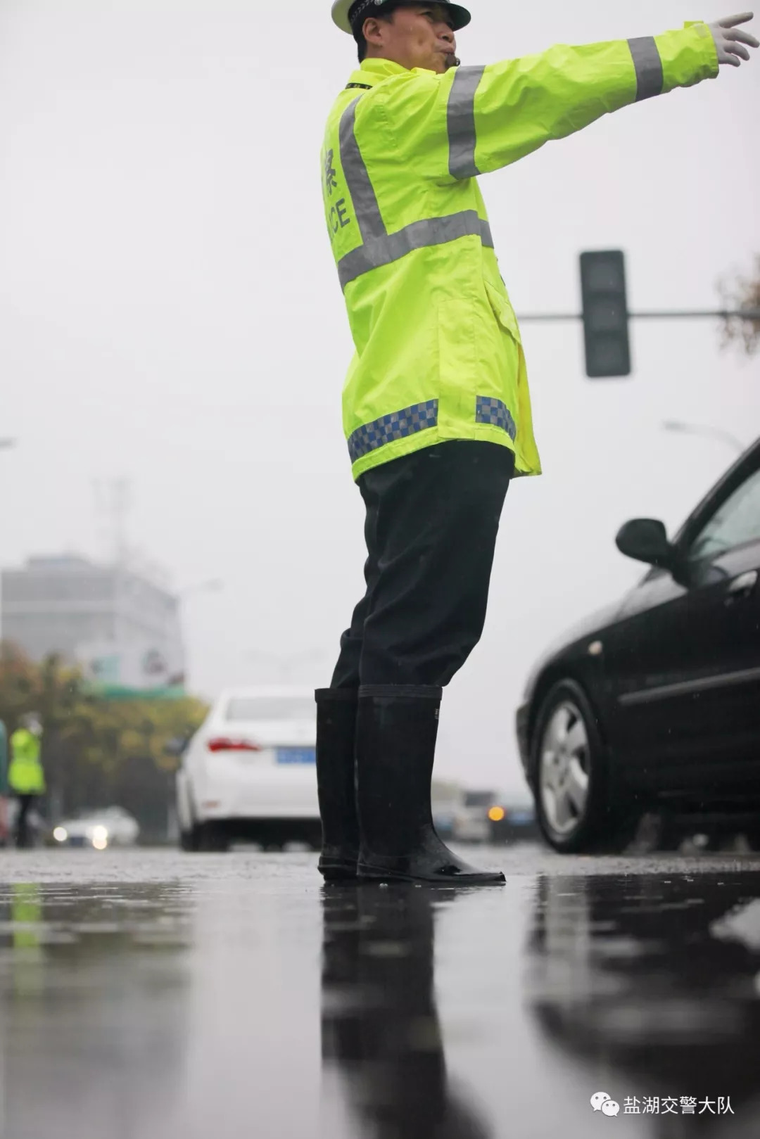 运城盐湖交警雨中执勤保平安