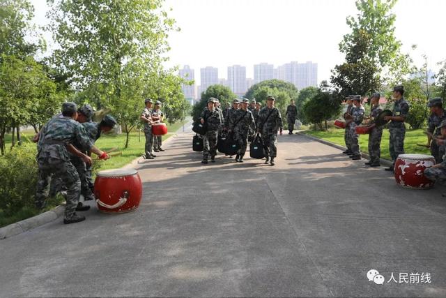 快看东部战区陆军首批女新兵来了