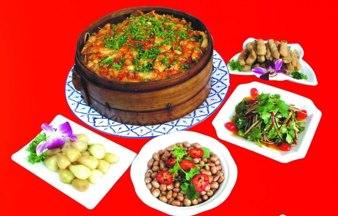 " 四星望月"是兴国县当地的一道特色传统菜肴,属赣菜系赣南客家菜
