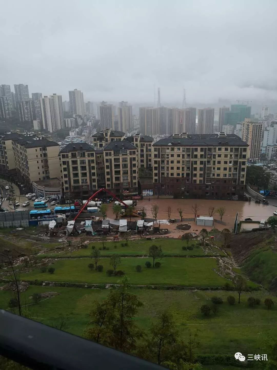 高速紧急关闭!熊家发生车祸!万州多条道路成河流