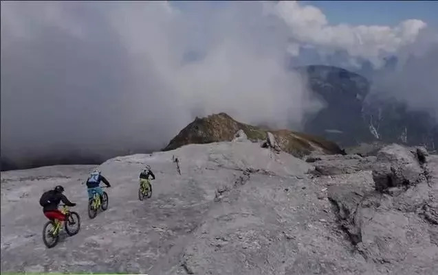 昊昕组建了一支滑雪登山队伍,尝试并完成了贡嘎地区多座山峰的登山