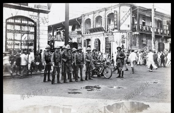 汉口英租界老照片:20世纪20年代驻扎在汉口的英军在街头合影