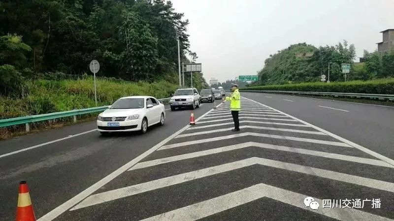 出行建议: 成绵高速遇车流量大时,高速交警将采取分流措施,建议过往