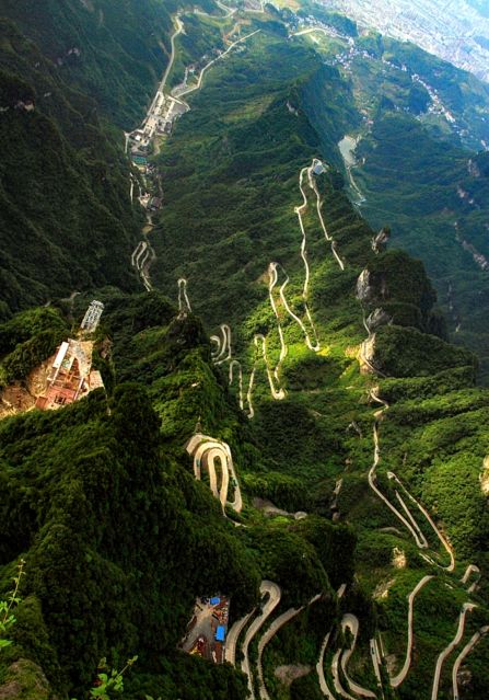 说到路桥,杭州湾跨海大桥,珠港澳跨海,雅安高速,还有贵州那几座惊世