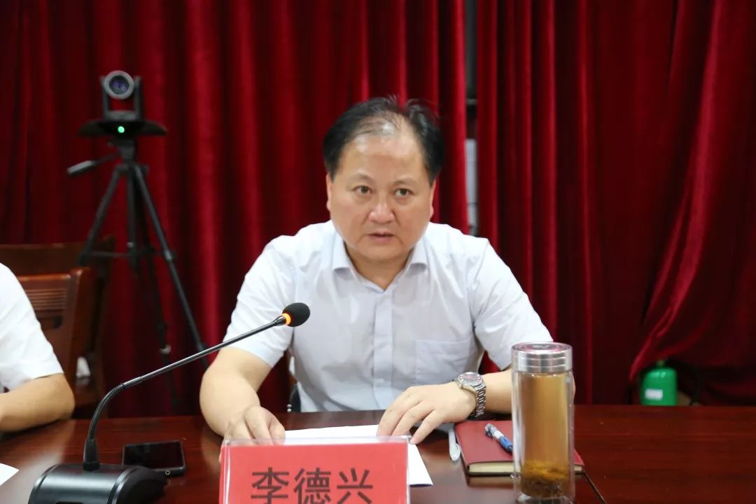 最后,镇党委书记李德兴指出我镇7月19日的动员会是总攻令,而今天的