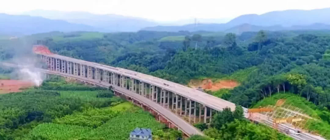 大山包一级公路▍沪昆高速与沪昆高铁相交场面(曲胜高速路段)按照规划