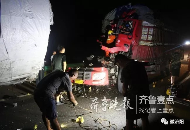 车祸!运鸭货车在京沪高速济阳段追尾故障车,小鸭子满地跑