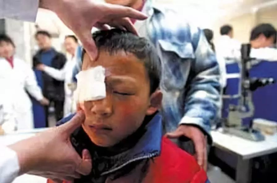 床头这东西会爆炸!桂林6岁男孩双眼被炸伤!家长赶紧拿
