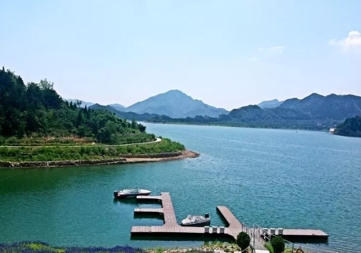 早上指定地点乘车前往平谷,游览【 金海湖风景区】,金海湖风景区位于