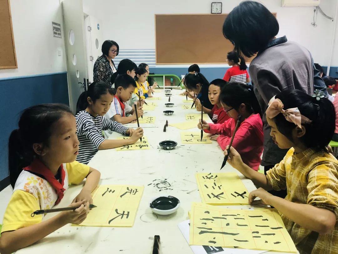 书法藏墨趣 ——北师大"高参小"项目艺术组书法社团走进星火小学