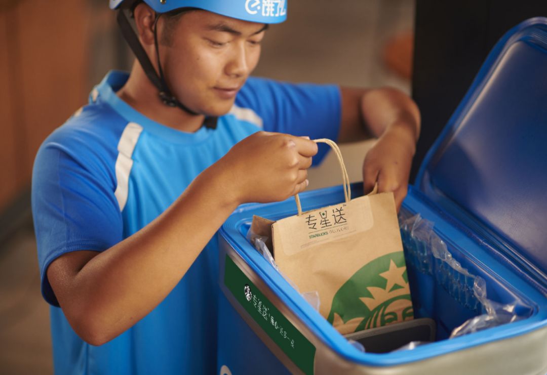 和普通外卖箱相比,饿了么特别定制的包体使用的是 可与食物直接接触的