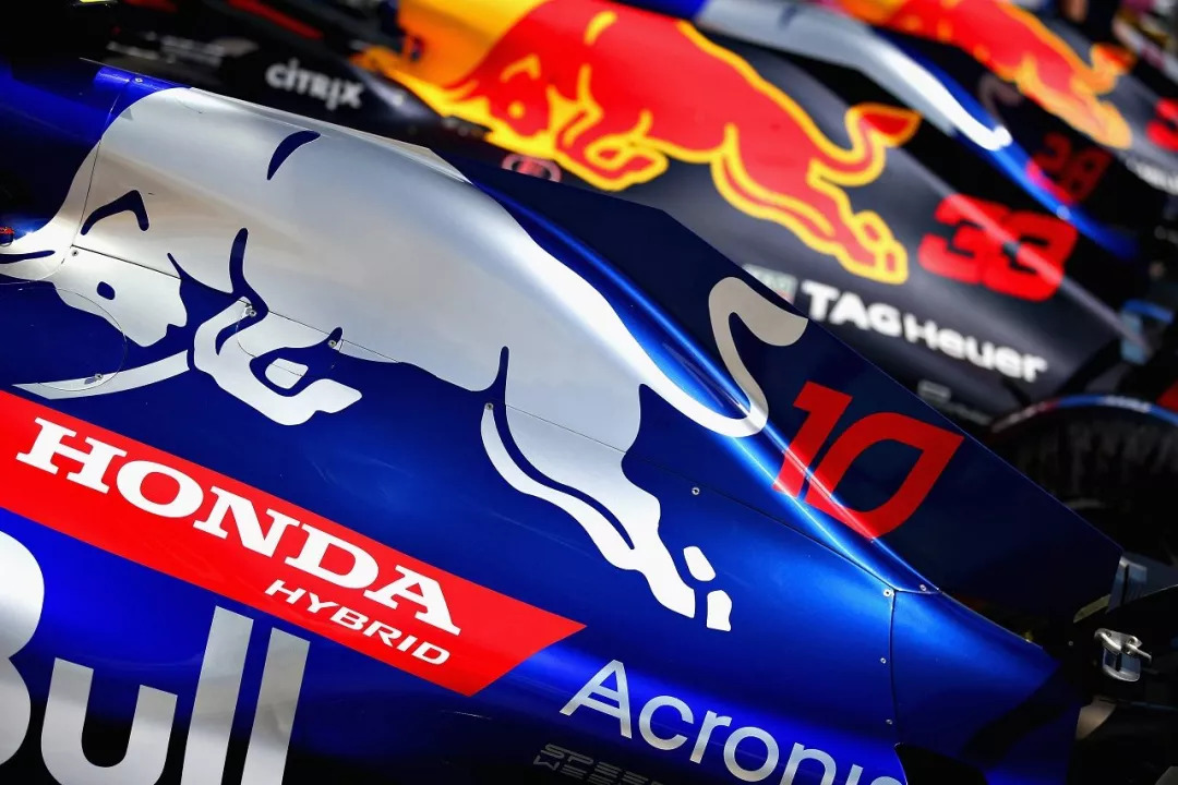 (scuderia toro rosso),深蓝-红-黄色涂装为红牛一队(red bull racing