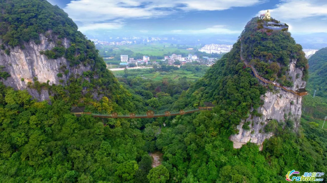 各项目建设效果图图为悬崖秋千的建造地点羊角山,上山的栈道正在