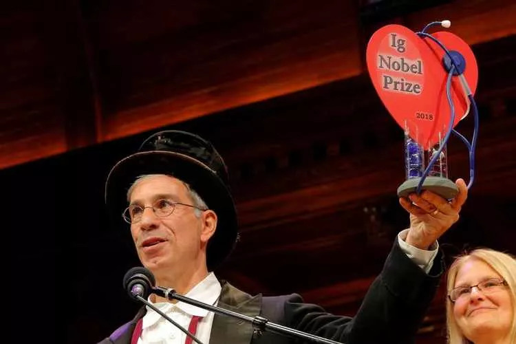 今年的奖杯搞笑诺贝尔奖(ig nobel prizes)是对诺贝尔奖的有趣模仿.