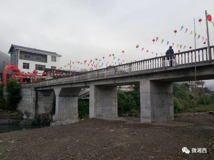 永顺一对夫妇花了三十万为村里免费修了一座大桥,村民