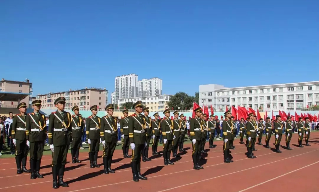 通辽实验中学举行"勿忘九一八"特别升旗仪式