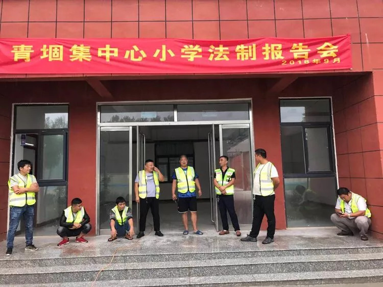 头条雷锋救援队青堌集镇中心小学雨中献爱心