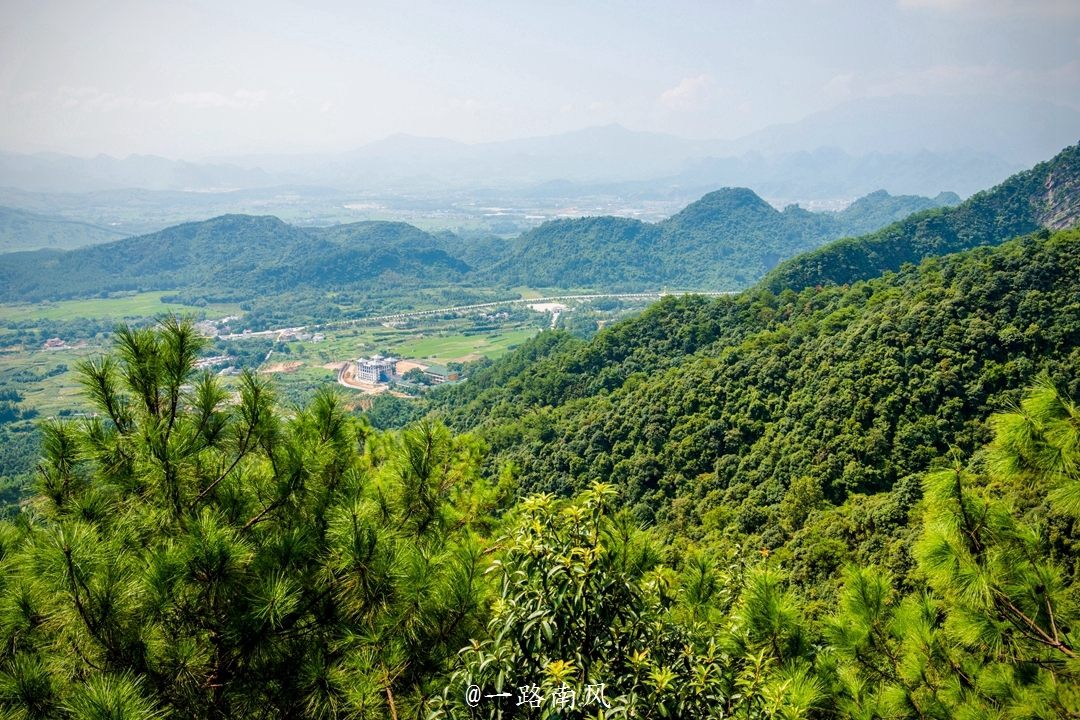 难怪古人会写出"会当凌绝顶,一览众山小"这样的诗句.