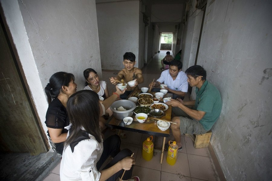 建民的父母也都在东莞打工,母亲一个月休息一天,这天是一家人团聚的