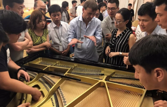 中国著名钢琴制造师到访“斯坦伯格钢”产业园参观指导