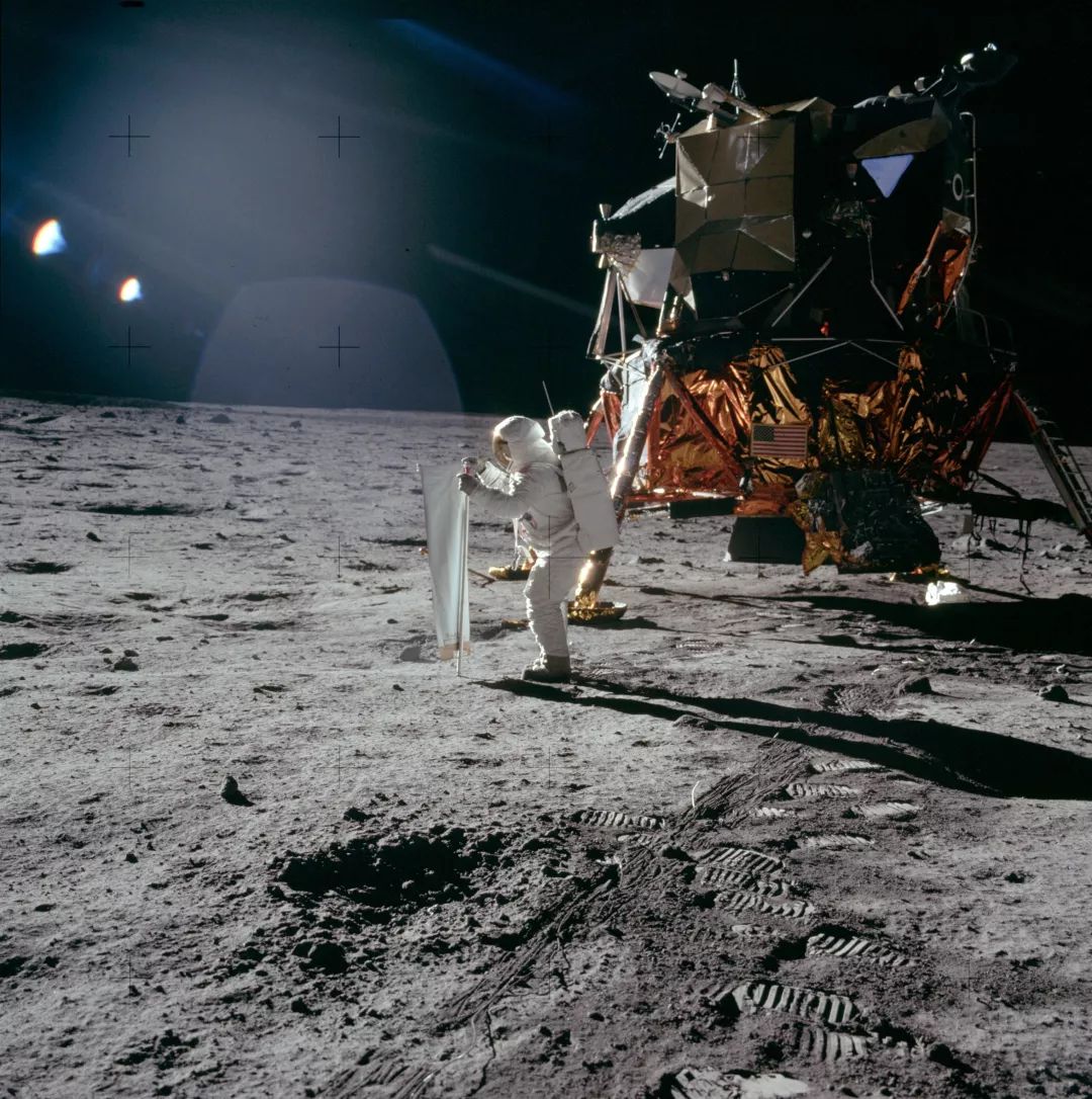 在1969年成为第一位登上月球的人类成员.