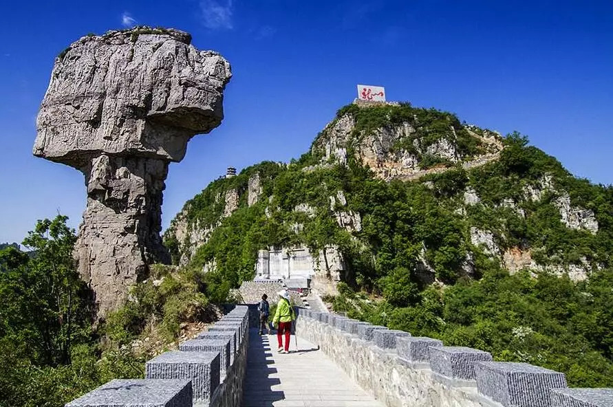 轿顶山景区位于南太行腹地辉县市西北部沙窑乡小井村,北接万仙山,西连