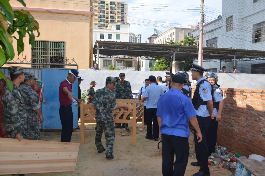 对违法建筑内物品逐一登记搬离现场 记者董林 摄现场执法人员首先逐一