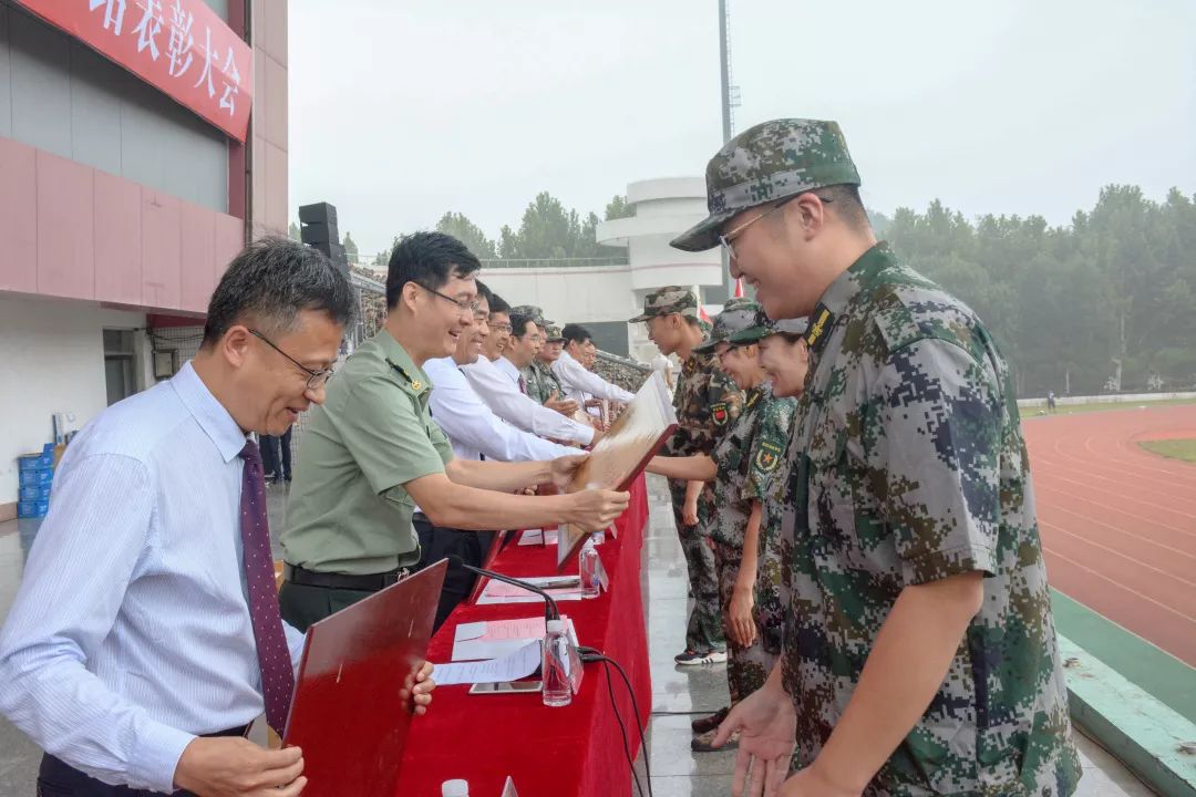 优秀学员等的证书之后, 校党委书记吕传毅为71345部队授锦旗, 随后副