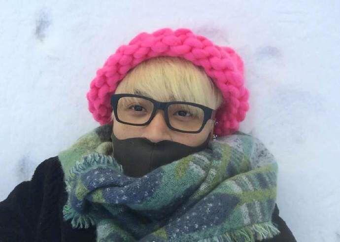 陈志朋雪中穿吊带装拍写真67陈志朋与女老板的关系看上去不错.