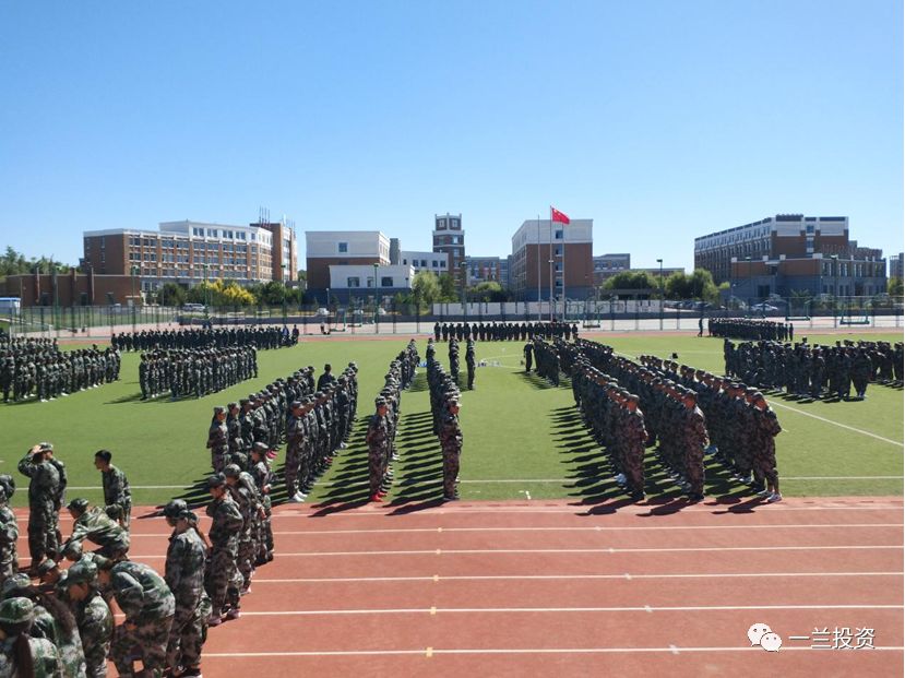 这一幕同样也出现在河北能源职业技术学院的新生军训的训练场上