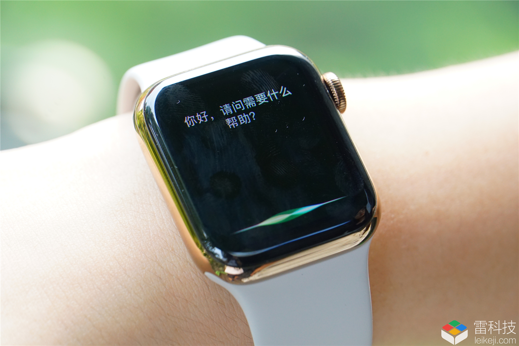 apple watch series 4内置了siri,只需要长按右侧的数位皇冠即可直接