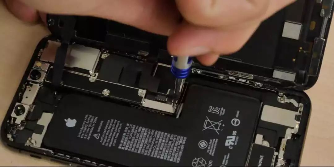 iphone xs拆机视频首曝光,电池容量变少,又被苹果骗了