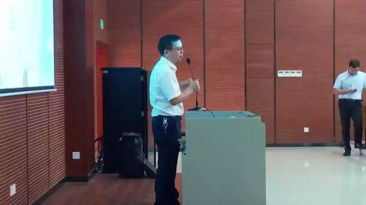 经济学院金融教研室主任袁怀宇,副主任王建军,贾彩霞出席本次专业介绍