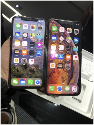 (与iphone x的大小对比)