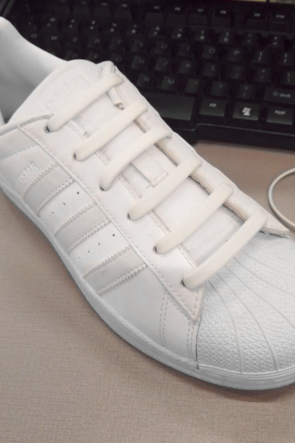 鞋带的系解: 小编找来了6孔的鞋子来做示范 看上去就是一字系法
