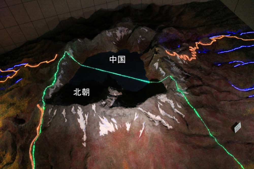 朝鲜白头山和中国长白山,哪个更大哪个更美?哪个让游客更纠结?