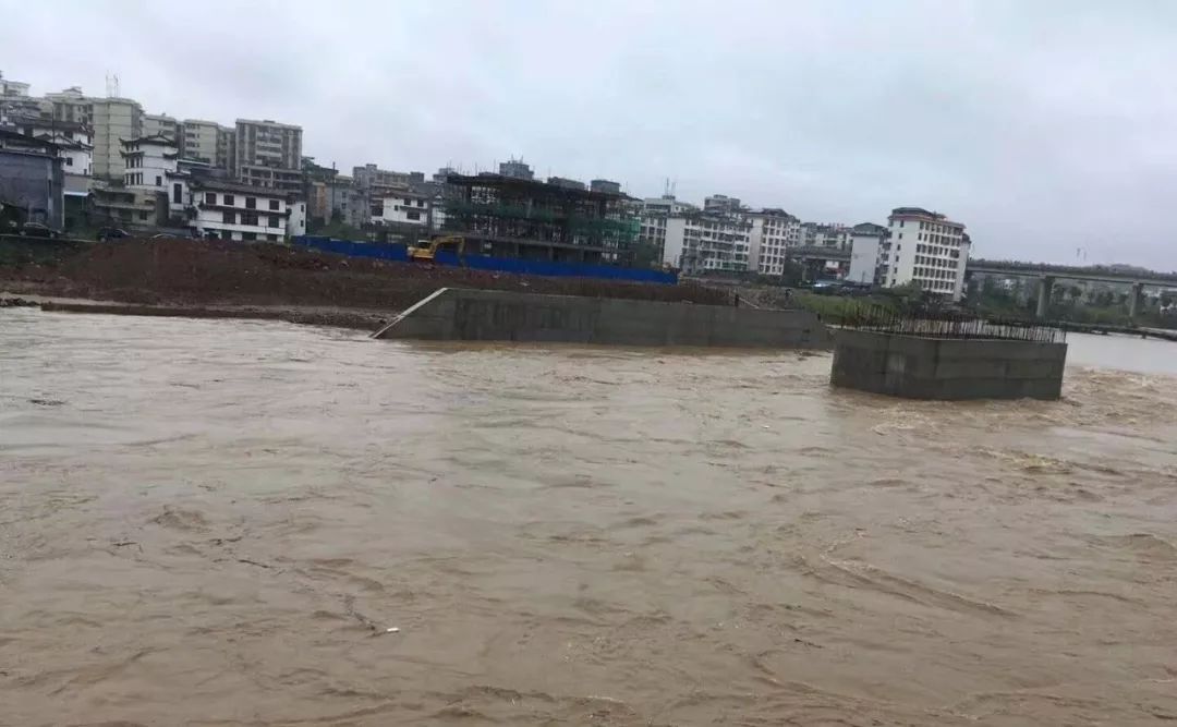 【暴雨】果利河河水暴涨,龙山县城有小区进水