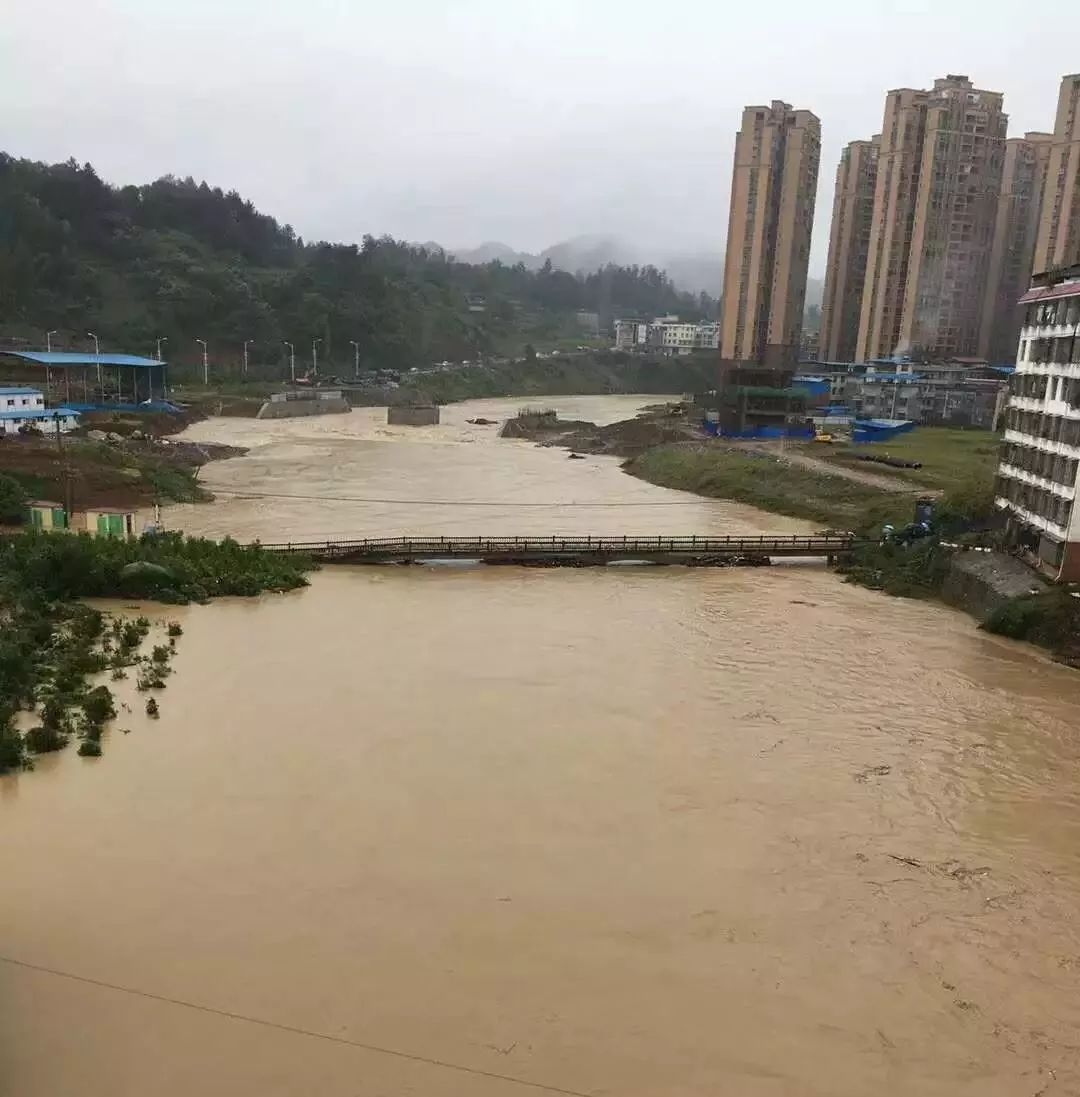 【暴雨】果利河河水暴涨,龙山县城有小区进水