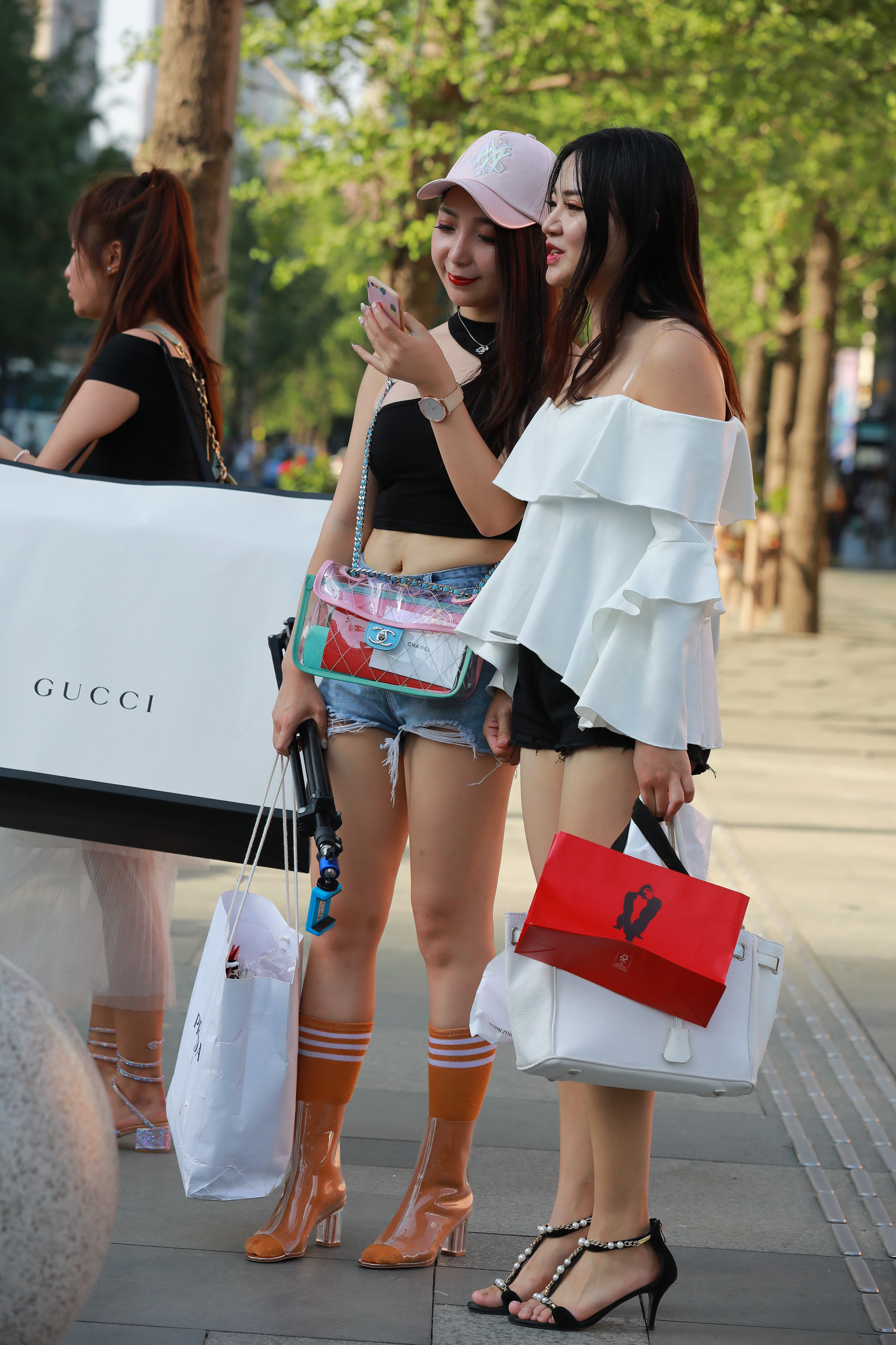 北京街拍：三里屯的时尚姑娘们大秀身材，网友：最喜欢第三位