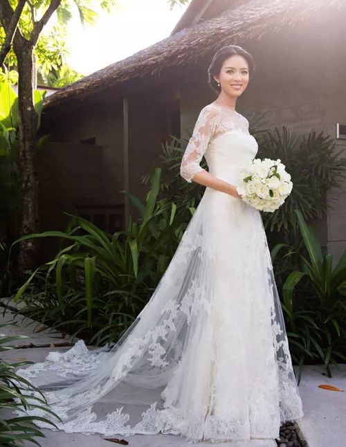 世界小姐张梓琳大婚时所穿婚纱就来自西班牙品牌la sposa.