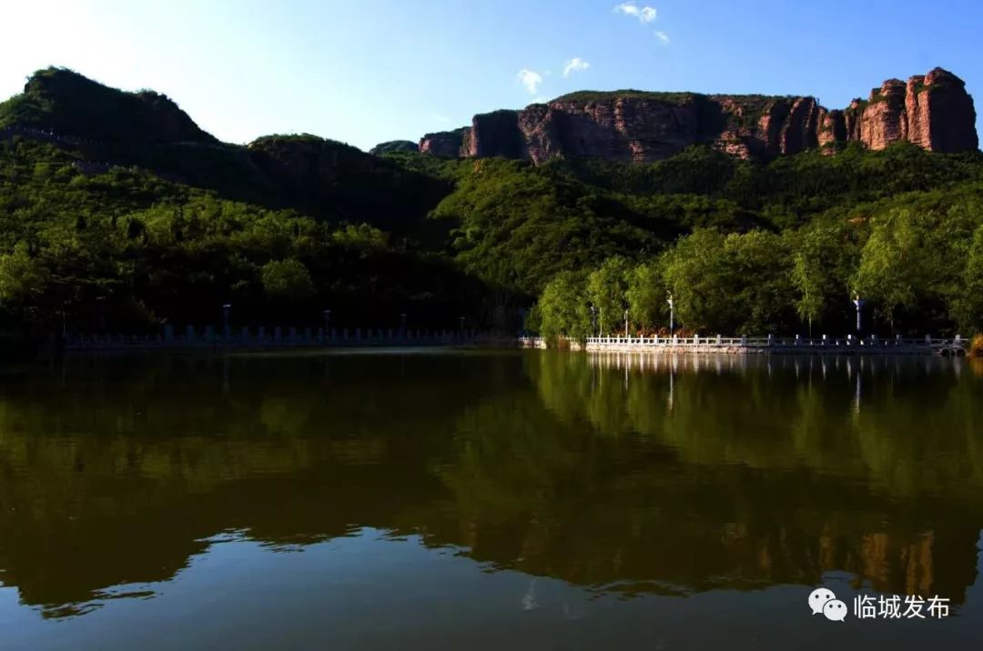 我的家乡在临城,绿岭核桃传美名.更有愚公李保国,百姓心中丰碑颂.