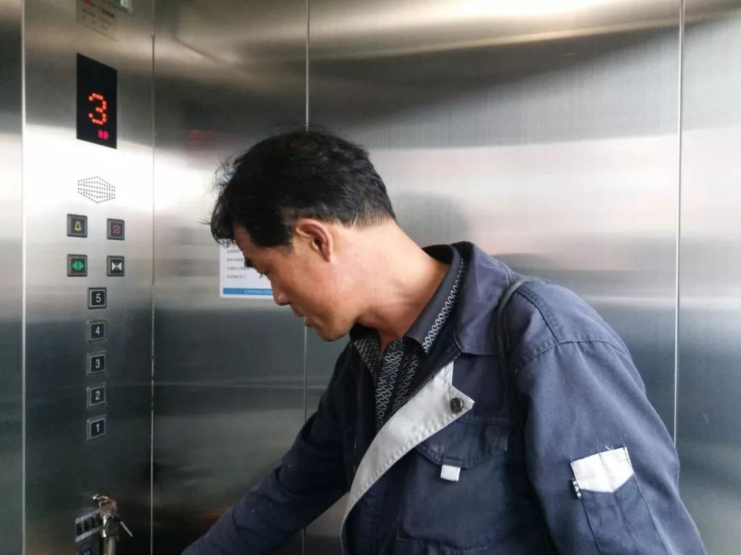 工程人员检查电梯安全运行状况