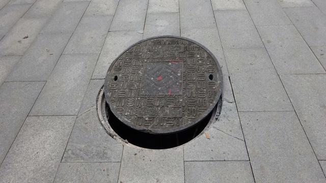 蓬安凤凰锦秀楼盘附近人行道上的这块井盖,还是应盖好麻
