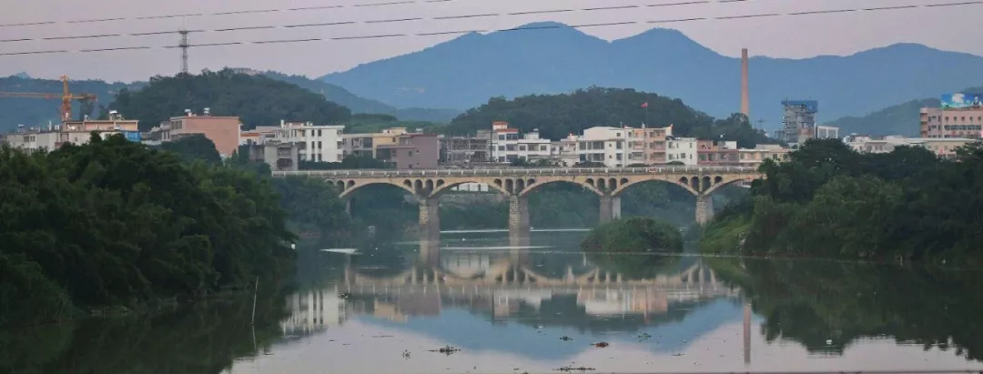 位于广东省揭阳市揭东区西北部,与梅州市丰顺县汤南镇接壤,处榕江支流