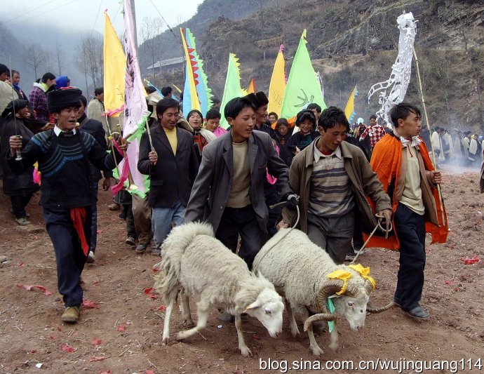 实拍:大凉山美姑彝人超度祖灵活动(图)_毕摩