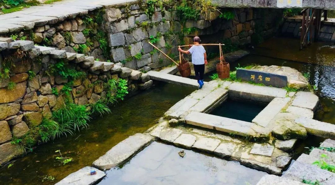 探访当地长寿老人 走进古巷寻找历史的记忆 九井十三桥是朱旺村的骄傲