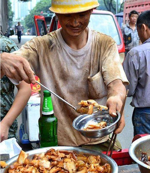 农民工的午饭 大碗吃肉喝酒 工地干活辛苦 吃完再来一碗