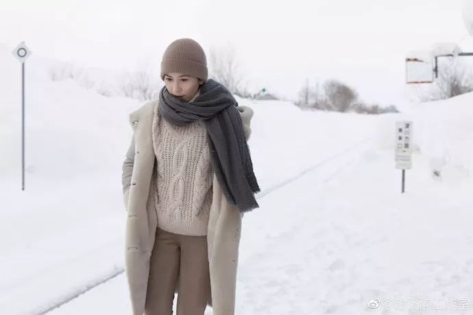 《爱有来生》里一人分饰阿九,莫小玉两角的痴情女子.